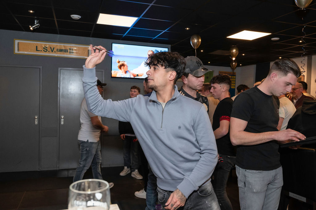 Darten in de kantine van LSV